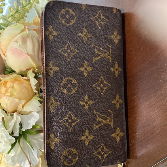Authentic Louis Vuitton zippy wallet - Picture 11 of 14